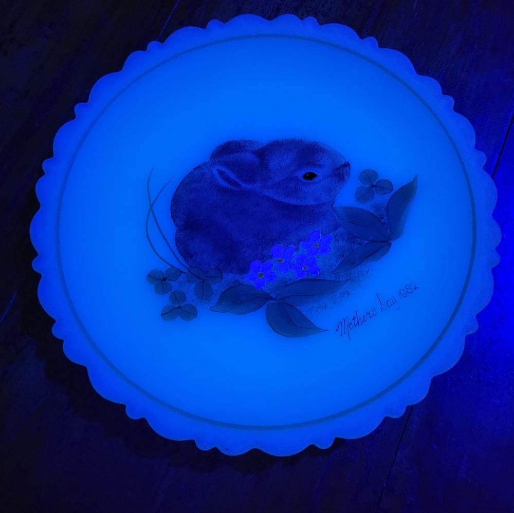 Fenton hand painted by Dane Fredrick Rabbit Mother's Day plate 1982 glows